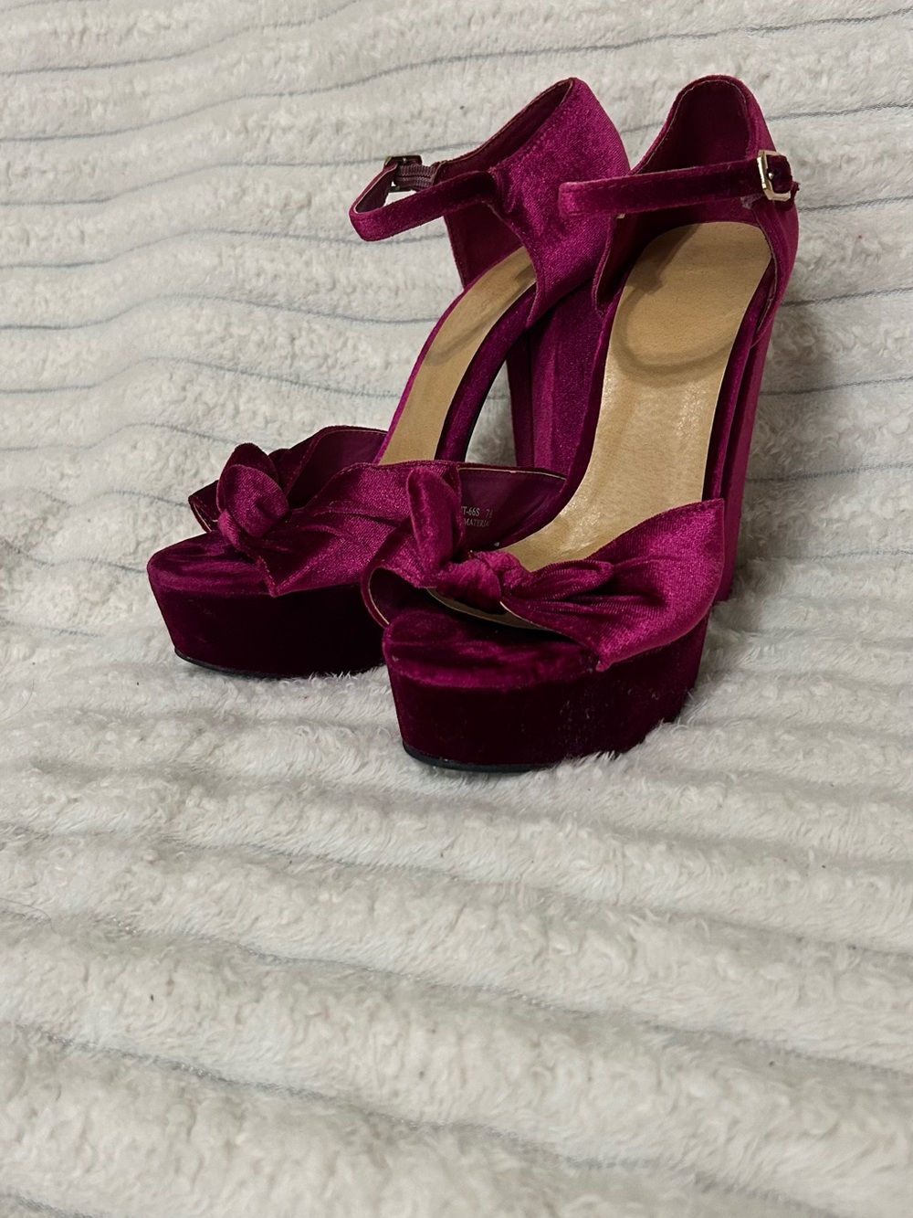 BAMBOO Fuchsia Velvet Platform Heels with Bow Accent EUC
